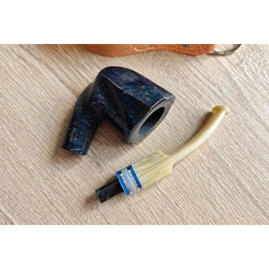Angelo freehand pipa – 9 mm filteres, különleges kék árnyalatú fejjel, elefántcsont színű nyerges szárral, díszgyűrűkkel