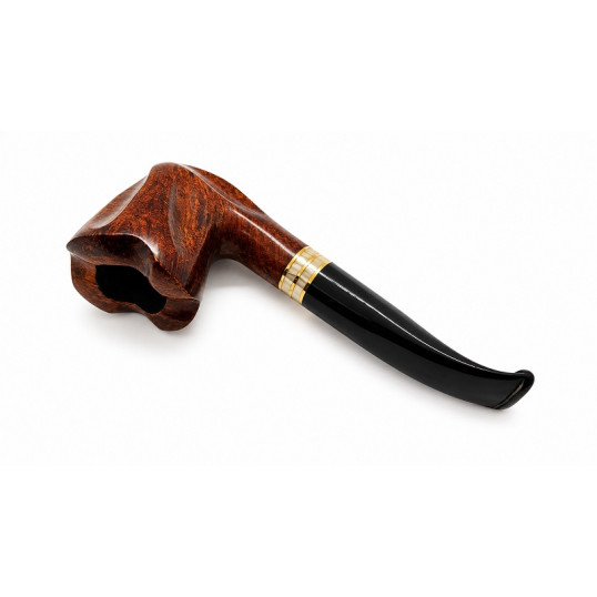 Angelo freehand pipa – 9 mm filteres, különleges barna freehand fejjel, fekete enyhén hajlított szárral, tripla aranyszínű díszgyűrűvel