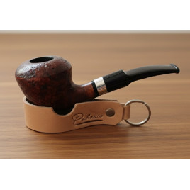Angelo Brandy pipa – hanga gyökér, rusztikolt vörösesbarna, 9 mm filteres, ezüst színű gyűrűvel