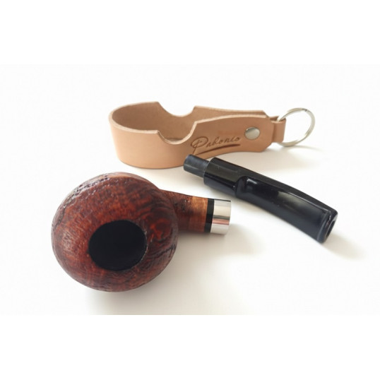 Angelo Brandy pipa – hanga gyökér, rusztikolt vörösesbarna, 9 mm filteres, ezüst színű gyűrűvel