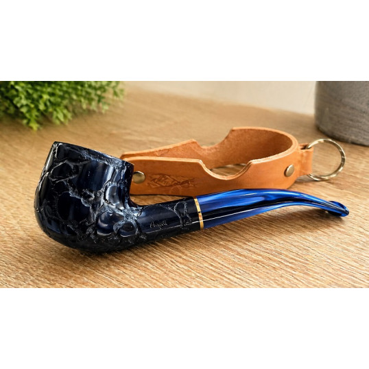 Angelo rusztikolt billiard pipa – 9 mm filteres, különleges kék, arany színű díszgyűrűvel