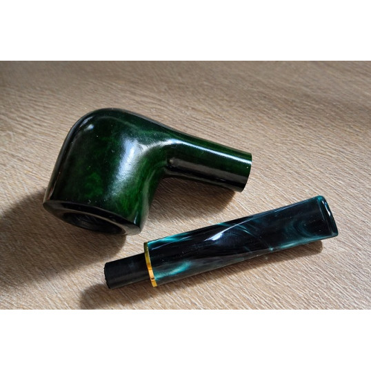 Angelo polírozott billiard pipa – 9 mm filteres, mély zöld, arany színű díszgyűrűvel