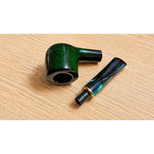 Angelo polírozott billiard pipa – 9 mm filteres, mély zöld, arany színű díszgyűrűvel