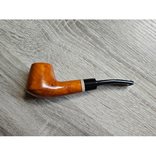 Angelo Midi Brandy hangagyökér pipa, világosbarna, 9 mm filteres, enyhén hajlított, nyerges