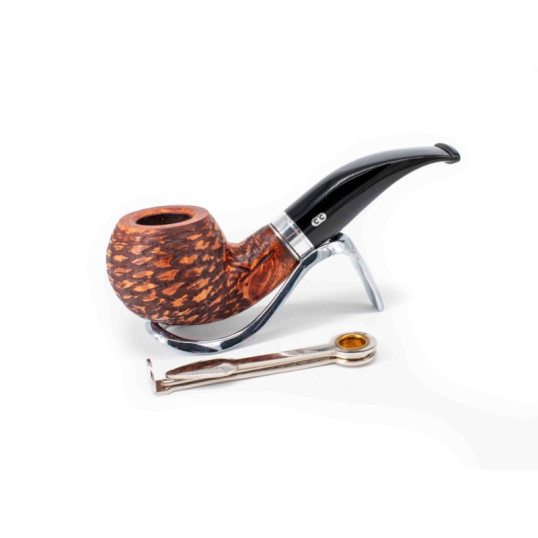 Chacom Festival Rustiquée 443, rusztikolt barna színű hanga gyökér pipa hajlított akril szárral széles fém gyűrűvel