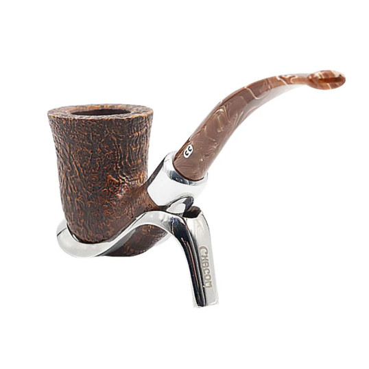 Chacom Chambord Sablée barna színű rusztikolt, dublin formájú, briar gyökér pipa, krém színű akril szárral, ezüst színű gyűrűvel