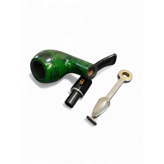 Design Berlin hanga gyökérből készült, sötétzöld, polírozott, fekete, nyerges hajlított akril szopókával, ezüst színű gyűrűvel, 9mm filter, Rhodesian típus