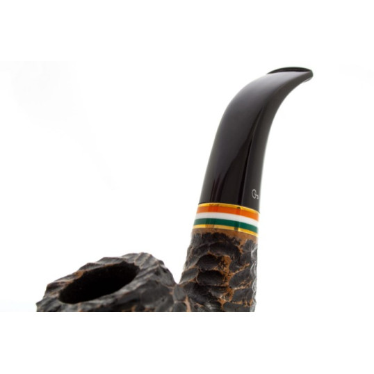 Peterson St. Patrick's Day 23 Rustic Fishtail 03 vörösesbarna színű rusztikolt pipa filter nélkül hajlított szárral