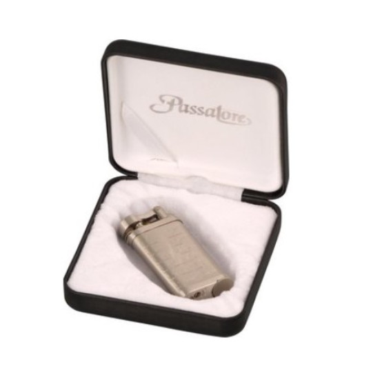 Passatore Leonard pipagyújtó beépített pipa tömködővel - króm színű,pipás képekkel