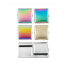 Fém cigarettatartó 20 szál cigarettának – Szivárvány színű, gumipánttal - Egész tálcás kivitel