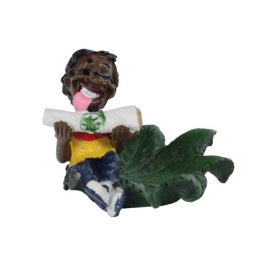 Cigarettapapírt nyálazó, ülő rasztát ábrázoló kerámia hamutartó