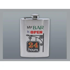 Szálcsiszolt króm színű rozsdamentes acél flaska, laposüveg 6 oz. = 1.77 dl - My Bar is Open felirattal