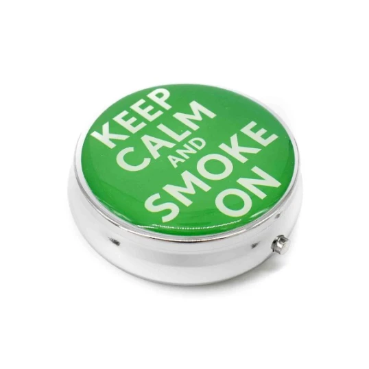 Kör alakú zsebhamutál - Keep Calm and Smoke On felirattal - zöld - Nemzeti Dohányboltok és szivar szaküzletek számára