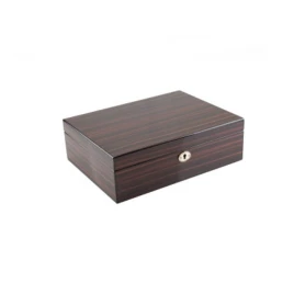 Faro humidor 30 szál szivar részére, teakfa megjelenésű külső. cédrusfa belső, párásítóval, hygrométerrel, kulccsal, mélybarna, vöröses árnyalatú