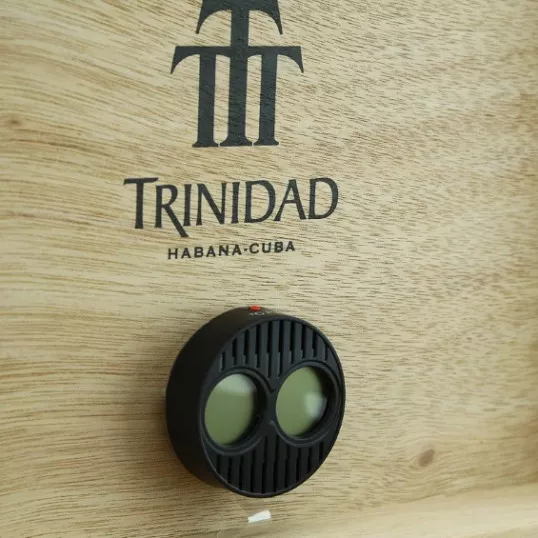Trinidad - lakkozott fekete és sárga spanyol cédrusfa humidor kb 70 szál szivar részére