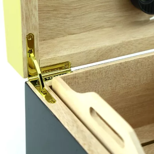 Trinidad - lakkozott fekete és sárga spanyol cédrusfa humidor kb 70 szál szivar részére