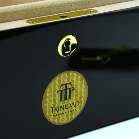 Trinidad - lakkozott fekete és sárga spanyol cédrusfa humidor kb 70 szál szivar részére