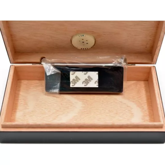 Angelo utazó humidor - cédrusfa szivartartó doboz, párásítóval és külső hygrométerrel, fekete (20x11cm)