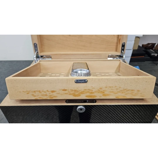 Angelo carbon borítású humidor, magasfényű kivitelben, párásítóval és hygrométerrel – akár 100–120 db Corona méretű szivar tárolására - OUTLET-1