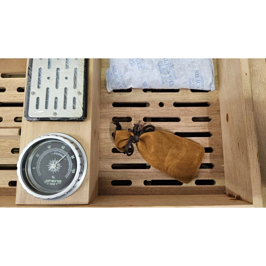 Angelo carbon borítású humidor, magasfényű kivitelben, párásítóval és hygrométerrel – akár 100–120 db Corona méretű szivar tárolására - OUTLET-2