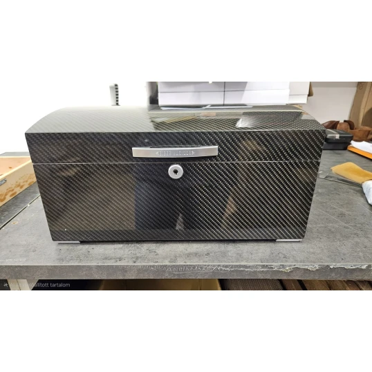 Angelo carbon borítású humidor, magasfényű kivitelben, párásítóval és hygrométerrel – akár 100–120 db Corona méretű szivar tárolására - OUTLET-2
