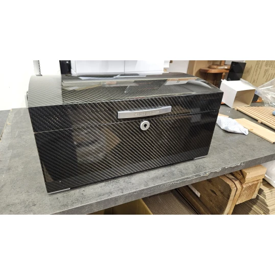 Angelo carbon borítású humidor, magasfényű kivitelben, párásítóval és hygrométerrel – akár 100–120 db Corona méretű szivar tárolására - OUTLET-2
