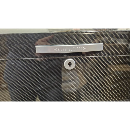 Angelo carbon borítású humidor, magasfényű kivitelben, párásítóval és hygrométerrel – akár 100–120 db Corona méretű szivar tárolására - OUTLET-2