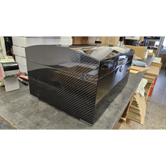 Angelo carbon borítású humidor, magasfényű kivitelben, párásítóval és hygrométerrel – akár 100–120 db Corona méretű szivar tárolására - OUTLET-2