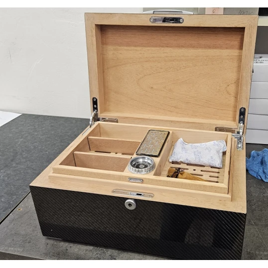 Angelo carbon borítású humidor, magasfényű kivitelben, párásítóval és hygrométerrel – akár 100–120 db Corona méretű szivar tárolására - OUTLET-2