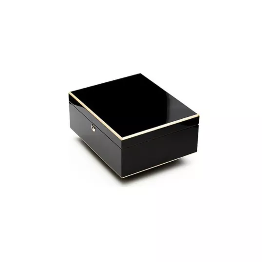 Adorini Milan Deluxe humidor, fényes fekete lakkozott felülettel, spanyol cédrusfa belsővel, 75 szál szivar részére