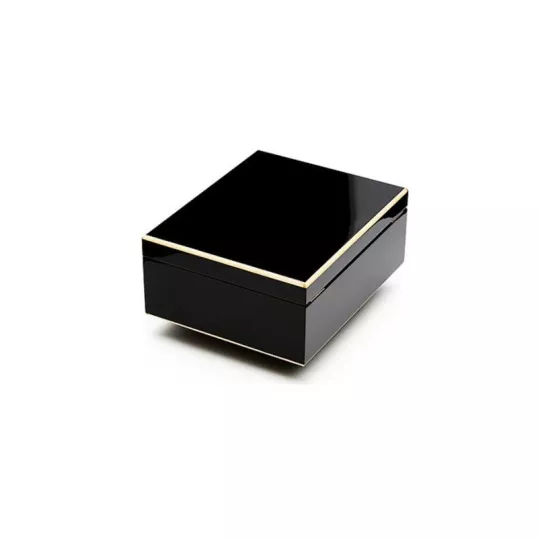 Adorini Milan Deluxe humidor, fényes fekete lakkozott felülettel, spanyol cédrusfa belsővel, 75 szál szivar részére
