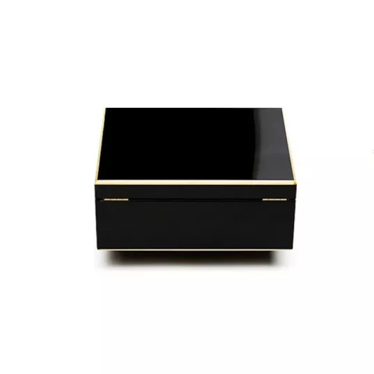 Adorini Milan Deluxe humidor, fényes fekete lakkozott felülettel, spanyol cédrusfa belsővel, 75 szál szivar részére