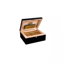Adorini Milan Deluxe humidor, fényes fekete lakkozott felülettel, spanyol cédrusfa belsővel, 75 szál szivar részére