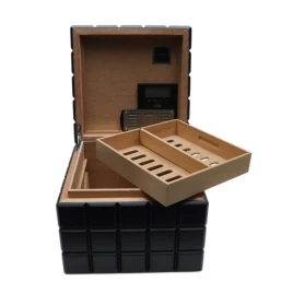 Colibri Heritage Cube humidor 40-50 szál szivar számára, matt fekete színű digitális hygrométerrel