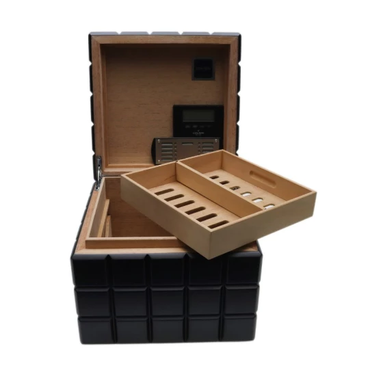 Colibri Heritage Cube humidor 40-50 szál szivar számára, matt fekete színű digitális hygrométerrel