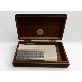 Germanus fekete színű utazó humidor, cédrusfa belsővel, párásítóval és külső hygrométerrel-OUTLET