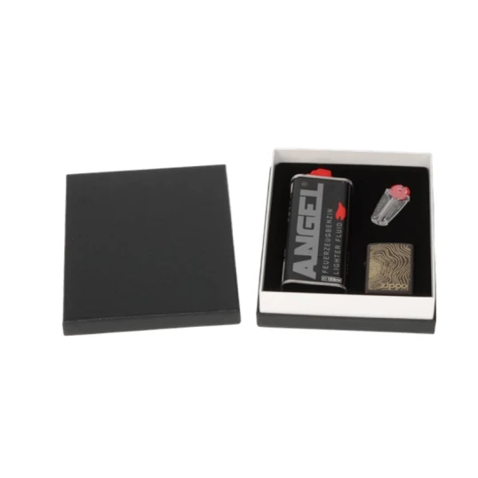 Zippo ajándék szett – Gold Fingerprint benzines öngyújtó, 125 ml benzin és tűzkő készlet díszdobozban