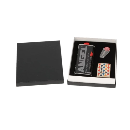 Zippo ajándék szett – Retro mintás dizájnú benzines öngyújtó, 125 ml benzin és tűzkő készlet díszdobozban - Benzines öngyújtók