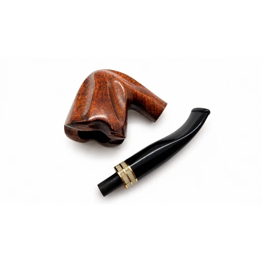 Angelo freehand pipa – 9 mm filteres, különleges barna freehand fejjel, fekete enyhén hajlított szárral, tripla aranyszínű díszgyűrűvel