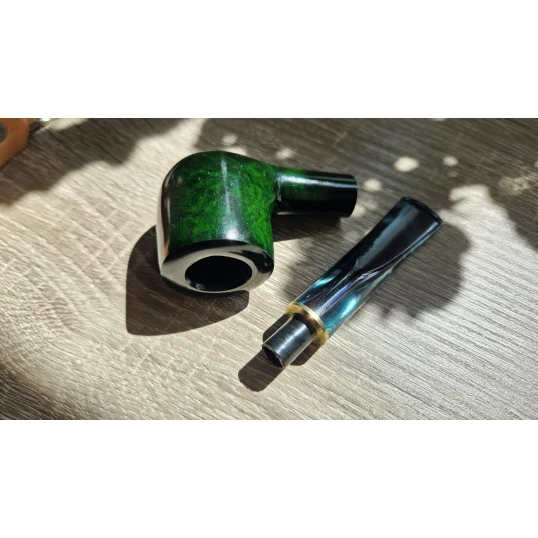 Angelo polírozott billiard pipa – 9 mm filteres, mély zöld, arany színű díszgyűrűvel - Billiard