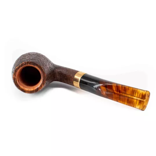 Chacom Churchill Sandblast 851, homokfúvott barna színű briar gyökér pipa  hajlított akril szárral széles réz gyűrűvel