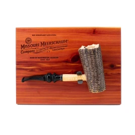 Missouri Meerschaum Freehand on Cedar Plaque, kukorica pipa, lézer gravírozott cédrusfa táblán