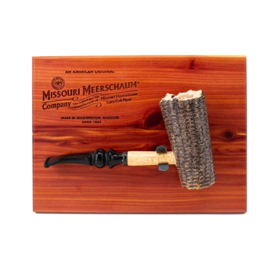 Missouri Meerschaum Freehand on Cedar Plaque, kukorica pipa, lézer gravírozott cédrusfa táblán - Kukorica pipa
