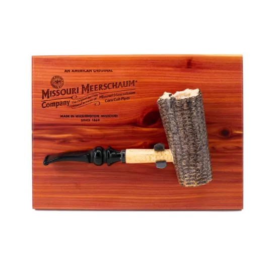 Missouri Meerschaum Freehand on Cedar Plaque, kukorica pipa, lézer gravírozott cédrusfa táblán