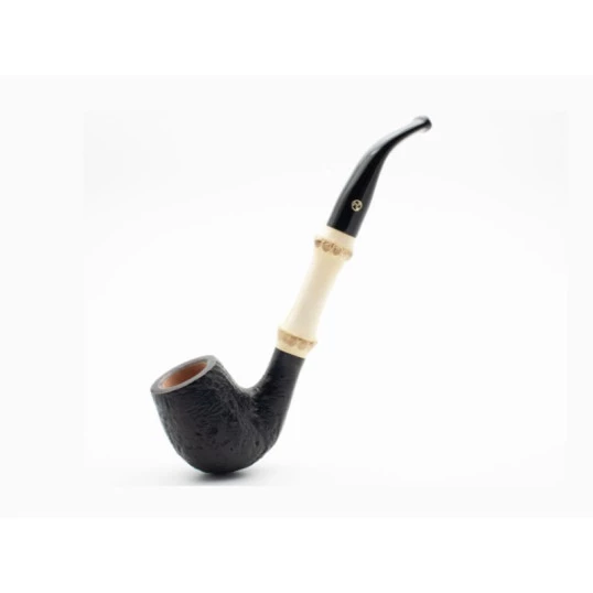Rattray's Bamboo Bent Sandblast Black homokfúvott hangagyökér pipa bambusz szárral, filter nélkül