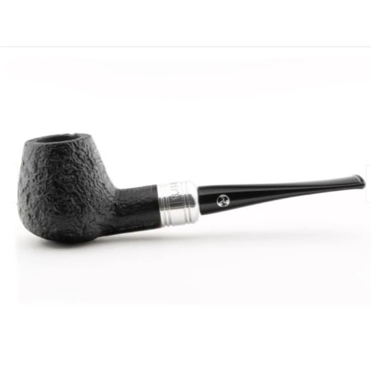 Rattray's Newcastle Sandblast 18 Brandy bruyere pipa fémgyűrűvel – fekete homokfúvott felülettel, 9 mm filteres - Rattrays Newcastle