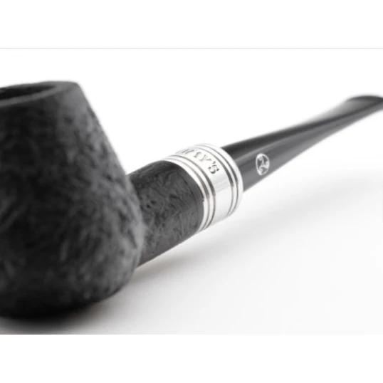 Rattray's Newcastle Sandblast 18 Brandy bruyere pipa fémgyűrűvel – fekete homokfúvott felülettel, 9 mm filteres - Rattrays Newcastle