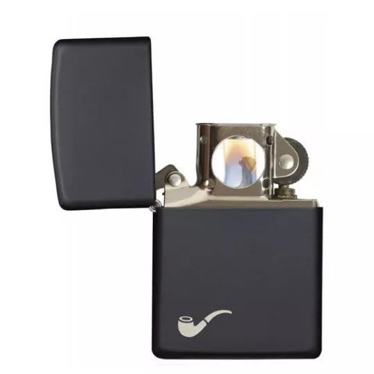 Zippo benzines pipagyújtó fekete pipa motívummal, matt fekete