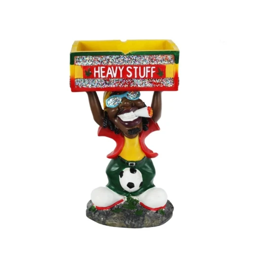 Rasta férfi figura álló hamutartó focilabdával 44 cm – polirezin, nagy méretű hamutál