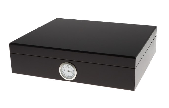 Germanus Humidor fekete színű, 30 szál szivar részére, cédrusfa belsővel, párásítóval, hygrométerrel